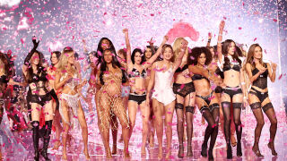 Victoria’s Secret 2025: Блясък, носталгия и нови лица на подиума в Ню Йорк (СНИМКИ)