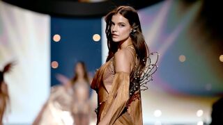 Шок на подиума на Victoria's Secret! Барбара Палвин дефилира със счупен крак (СНИМКИ)