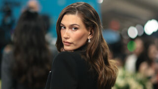 Хейли Бийбър и кафявият cat-eye маникюр: тенденцията, която завладя есента (СНИМКИ)