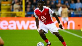 Футболист закъсня за тренировка и ще купува 30 телефона! (ВИДЕО)