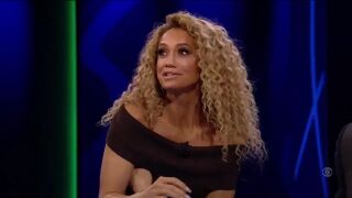 Опс, телевизионна водеща за малко да остане без блуза в ефир! (ВИДЕО)