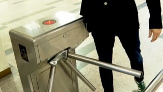 Снимка: Спешни мерки срещу агресията в училищата: Ученици и учители в Бургас влизат с електронни чипове