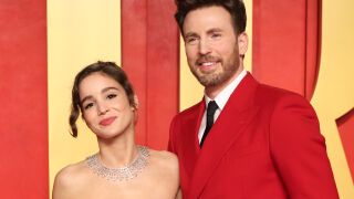 Крис Евънс и Алба Баптиста посрещнаха първото си дете (СНИМКИ)