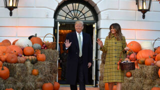 Мелания Тръмп запазва традициите за Хелоуин в Белия дом - въпреки частичното му разрушаване
