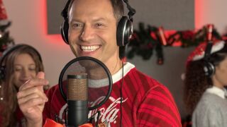 Празниците идват и Кока-Кола освежава магията на Коледа с ново звучене и гласа на Орлин Павлов