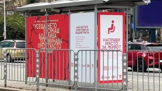 Обозначени седалки в градския транспорт разказват за болката на хиляди жени