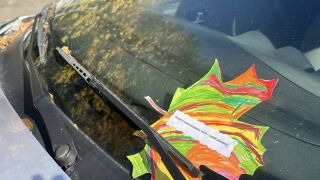 Вместо фиш! Шофьори получиха листа с трогателни послания от деца във втора група (СНИМКИ)