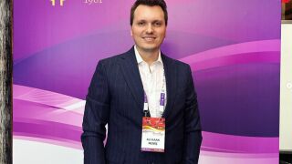 Емилия и Алисия на сватбата на Емрах и Айлян - ето какви подаръци получиха звездните гости (ВИДЕО)