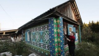 Пъстроцветна къщурка от приказките, декорирана с капачки