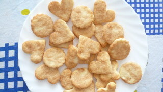 Бързи сладки с брокат от захар и канела