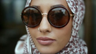 H&M промотира първия мюсюлмански топ модел с фередже