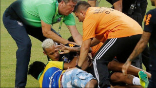 Фенската любов събори Неймар (ВИДЕО)