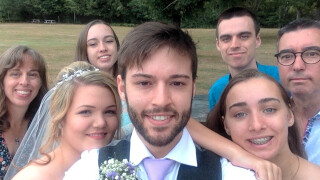 Той си прави селфи всеки ден от 12-годишна възраст, но се усмихва едва на сватбата