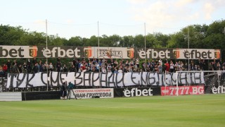 Недоволни фенове прекратиха тренировка на 