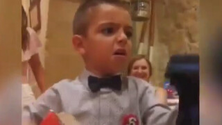 Родители се пошегуваха с малък фен на 