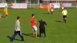 Бойна баба нахлу на детски мач, направи се на умряла (ВИДЕО)