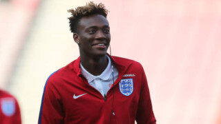 Тами Ейбрахам остана верен на Англия