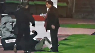 Президент се нахвърли върху журналист (ВИДЕО)