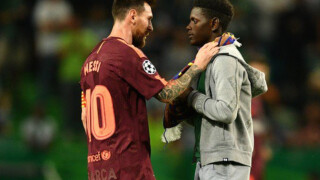 Фен прекъсна мач, за да целуне обувката на Меси (ВИДЕО)