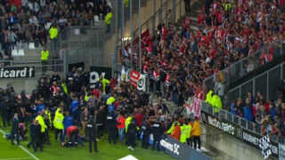 Прекратиха мач във Франция, секторът за гостуващи фенове поддаде (ВИДЕО)