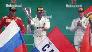 Хамилтън триумфира в Италия, сблъска се с Фетел