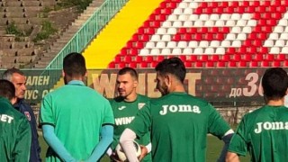 Валери Божинов тренира с 