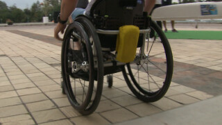 Параолимпийци били носени на гръб на световното по гребане (ВИДЕО)