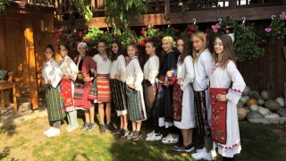 Гимнастичките хвърлиха триката и облякоха... носии (ГАЛЕРИЯ)