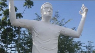 И Фалкао си има нелепа статуя 