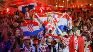 Хърватски фенове пяха приспивна песен на бебе (ВИДЕО)