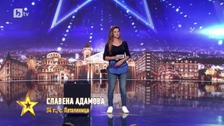 Славена Адамова създава рокля от балони