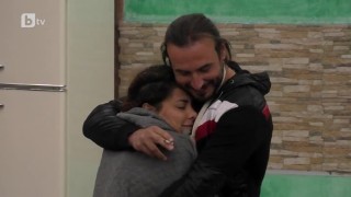За любовта няма граници - стената не може да спре влюбения Красимир