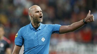 Дългът преди всичко! Холандец свири мач със счупен крак (ВИДЕО)