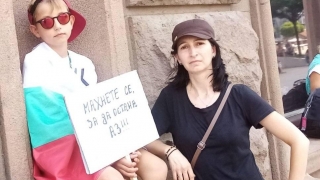 Снимка на деня: Момчето, което чака нещо да се случи