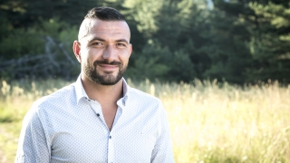 Щастлив в България, но с тежко детство: Македонеца от "Фермата" празнува рожден ден