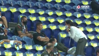 Роналдо в битка с маските и... един банан (ВИДЕО)