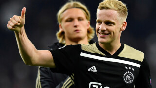 Фойерверки и песни за сбогуване с Дони ван де Беек