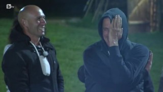 Фермерите се забавляват с игра на бъз