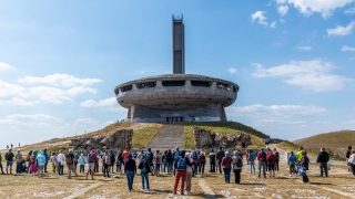 "Нонумент": пърформънс с номинация за ИКАР превръща Бузлуджа в театрална сцена  (ВИДЕО)