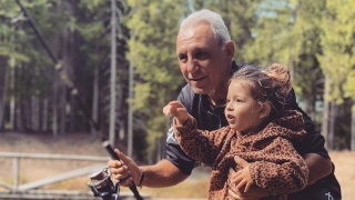 Лео Меси с подарък за внучката на Стоичков