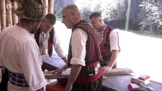 Фермерите изработват дъски за мезета
