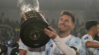 Меси задмина Пеле и го отпразнува с феновете на Аржентина 