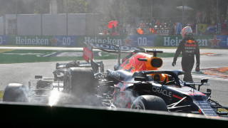 Верстапен със сурово наказание след сблъсъка с Хамилтън