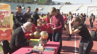 Голяма чест! Христо Стоичков връчва 