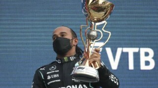 Хамилтън триумфира под дъжда в Сочи за успех №100