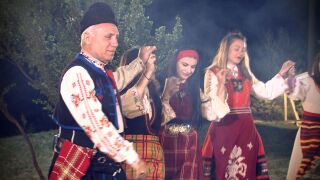 Камата зарадва цял блок комшии за Коледа (СНИМКА)