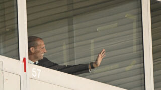 Бесни тифози преследват Алегри, полицията го спасява