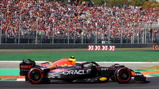 Пилот от Формула 1 изгря на плакат на Iron Maiden