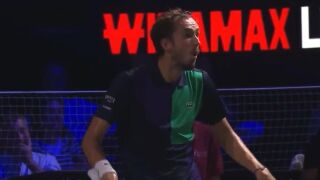 Бесният Медведев показа на феновете, че ги смята за маймуни