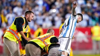 Стюарди едва не сгазиха Меси